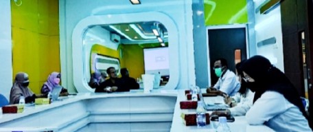 Studi Banding Bidang Kehumasan, PTPN XI Kunjungi Lab Cyber UPN