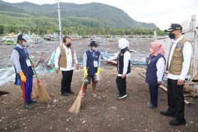 Pemprov Jatim Berikan Cash For Work Pada Kegiatan Beach Clean Up Pelabuhan Puger Jember