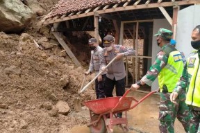 Hujan Deras Tiga Jam, Rumah Warga Trenggalek Tertimpa Longsor