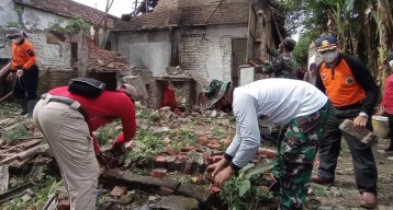 Hujan Angin, Satu Rumah Warga Rusak Tertimpa Pohon