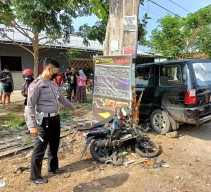 Motor Vs Panther Serempetan Hingga Tabrak Pohon, Korban Luka-luka