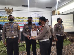 Berhasil Ungkap Kasus Tabrak Lari, Kasatlantas Polres Gresik Terima Penghargaan dari Polda Jatim