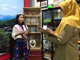 Natasya Aurelya, Siswi SMPN 2 Wakili Jatim Kenalkan Batik Gresik