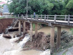Diterjang Air, Jembatan Penghubung Antar Kecamatan Ambrol