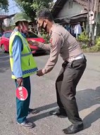 Peduli Keselamatan, Polisi ini Berikan Rompinya Kepada Supeltas di Tulungagung