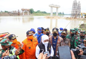 Gubernur Jatim Sampaikan Duka Cita Serta Berikan Santunan Kepada Korban Meninggal Dunia Laka Perahu di Tuban Bojonegoro