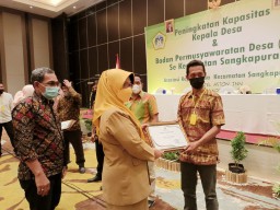 Cepat Lunasi PBB, Tiga Desa di Sangkapura Dihadiahi Emas 0,1 Gram