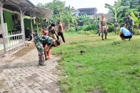Memasuki Musim Penghujan, Prajurit TNI Kodim Bojonegoro Bersihkan Lingkungan Komplek
