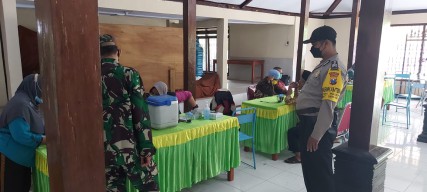 Polri dan TNI Pastikan Vaksinasi Lansia di Tulungagung Berjalan Lancar