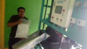 Mantan Anggota DPRD Gresik Kini Produksi Es Kristal