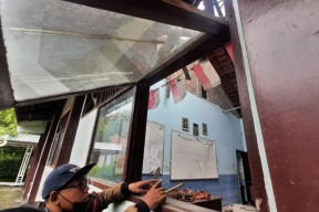 Kayu Rapuh, Atap Ruang Kelas SMPN 27 Gresik Ambrol