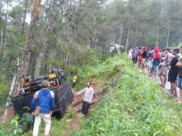 Hindari Sepeda Motor, Truk di Ponorogo Terguling