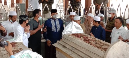 Teladani Jejak Syiar Wali Songo, Gubernur DKI Anies Baswedan Ziarah ke Makam Malik Ibrahim