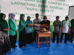 Manfaatkan Sampah Jadi Uang, Fatayat Bawean Dirikan Bank Sampah