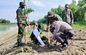 Kodim 0813 Bojonegoro dan Perhutani KPH Bojonegoro Gelar Penghijauan Desa dengan 2.000 Pohon