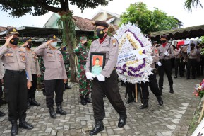 Pimpin Upacara Pemakaman Anggota, Kapolres Tulungagung : Sebagai Bentuk Penghormatan