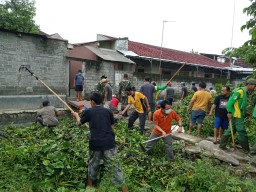 Antisipasi Banjir, Polisi Gandeng Warga Bersihkan Sungai