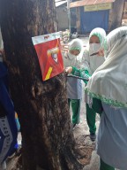 Puluhan Siswa MTs Cabuti Paku di Pohon, Ini Tujuannya