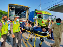 Tak Bisa Jaga Jarak, Bus Rajawali Indah Seruduk Dua Truk di Jalan Raya Ambeng-ambeng