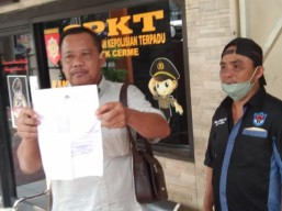 Dikepruk Botol Bir, Mantan Kades Pandu Cerme Laporkan Oknum Modin