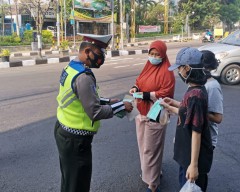 Cegah Penularan Covid-19, Satlantas Polres Gresik Bagikan Masker