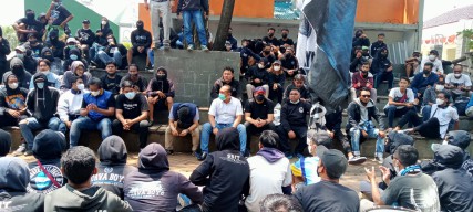 Tuntut Pembenahan Tim, Ratusan Suporter Persela Gelar Unjuk Rasa