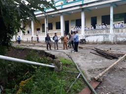 Kerugian Akibat Longsor di Desa Gunungteguh Pulau Bawean Capai Rp440 Juta
