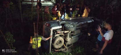 Niatnya Kabur Usai Tabrak Motor, Minibus Ini Malah Nyungsep ke Sungai