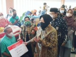 Teringat Ibunya, Korban Covid-19 Peluk Mensos Sambil Nangis