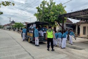 Pelajar di Kalitidu Bojonegoro Diangkut Polisi Ikuti Vaksinasi