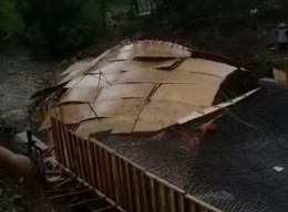 Viral Video Jembatan Hanyut Tergerus Air Sungai di Magetan