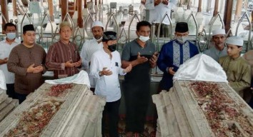Anies Baswedan Ziarah ke Makam Maulana Malik Ibrahim Gresik