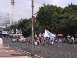 Ratusan Buruh se-Jatim Geruduk Gedung Grahadi Surabaya Tolak Penetapan UMP 2022