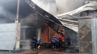 Empat Rumah Warga Ikut Ludes saat Kebakaran Melanda Pabrik Pallet Plastik di Tanggulangin