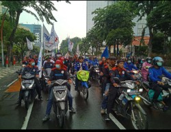Aksi Buruh Tuntut Kenaikan UMP Fokus di Daerah Masing-masing, Buruh Surabaya Datangi Balai Kota