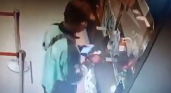 Driver Gojek di Gresik Terekam Kamera Curi HP di Icon Mall
