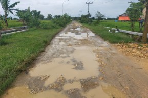 Musim Hujan Tiba, Kerusakan Jalan Eks JPD di Gresik Semakin Parah