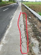 Belum Dua Bulan, Proyek Peningkatan Jalan Sumengko-Ganggangmalang Sudah Pecah-Pecah