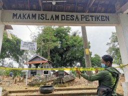 Polres Gresik Gelar Otopsi Forensik Bongkar Makam Jenazah Korban Laka di Driyorejo