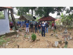 Polisi Bongkar Makam Remaja Korban Laka Gresik Lakukan Keperluan Autopsi