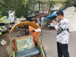 Peringati HGN, Pelajar dan Guru UPT SMPN 2 Gresik Berbagi Bingkisan