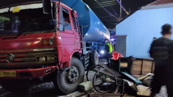 Rem Ngeblong, Truk Tangki  Air Hajar Warung dan Pengendara Motor Hingga Meninggal