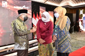 Gubernur Khofifah Raih Penghargaan Pembina Produktivitas Paramakarya Tahun 2021