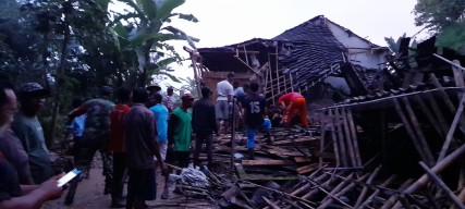 Longsor Landa Desa Samar Tulungagung, 3 Rumah Warga Rusak dan 2 Sapi JAdi Korban
