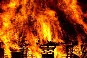 Ditinggal Penghuninya, Rumah Warga Blitar Hangus Terbakar