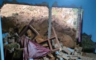 Tebing Ambrol Timpa Rumah Warga di Ponorogo