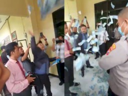 Video Viral Pengacara di Banyuwangi Hamburkan Uang Jutaan di Mapolsek Kota Banyuwangi