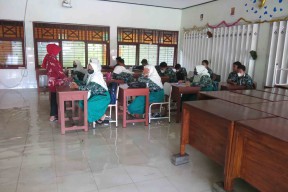 Siswa SMPN 2 Tanggulangin Tetap Belajar di Kelas yang Kebanjiran