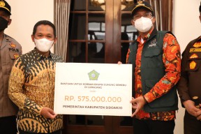 Bupati Sidoarjo Serahkan Bantuan Kemanusiaan Rp575 Juta ke Korban Erupsi Semeru