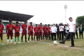 Tinjau Program Sepak Bola di Surabaya, Dubes Inggris Berharap Pemain Muda Bisa Gabung Arsenal